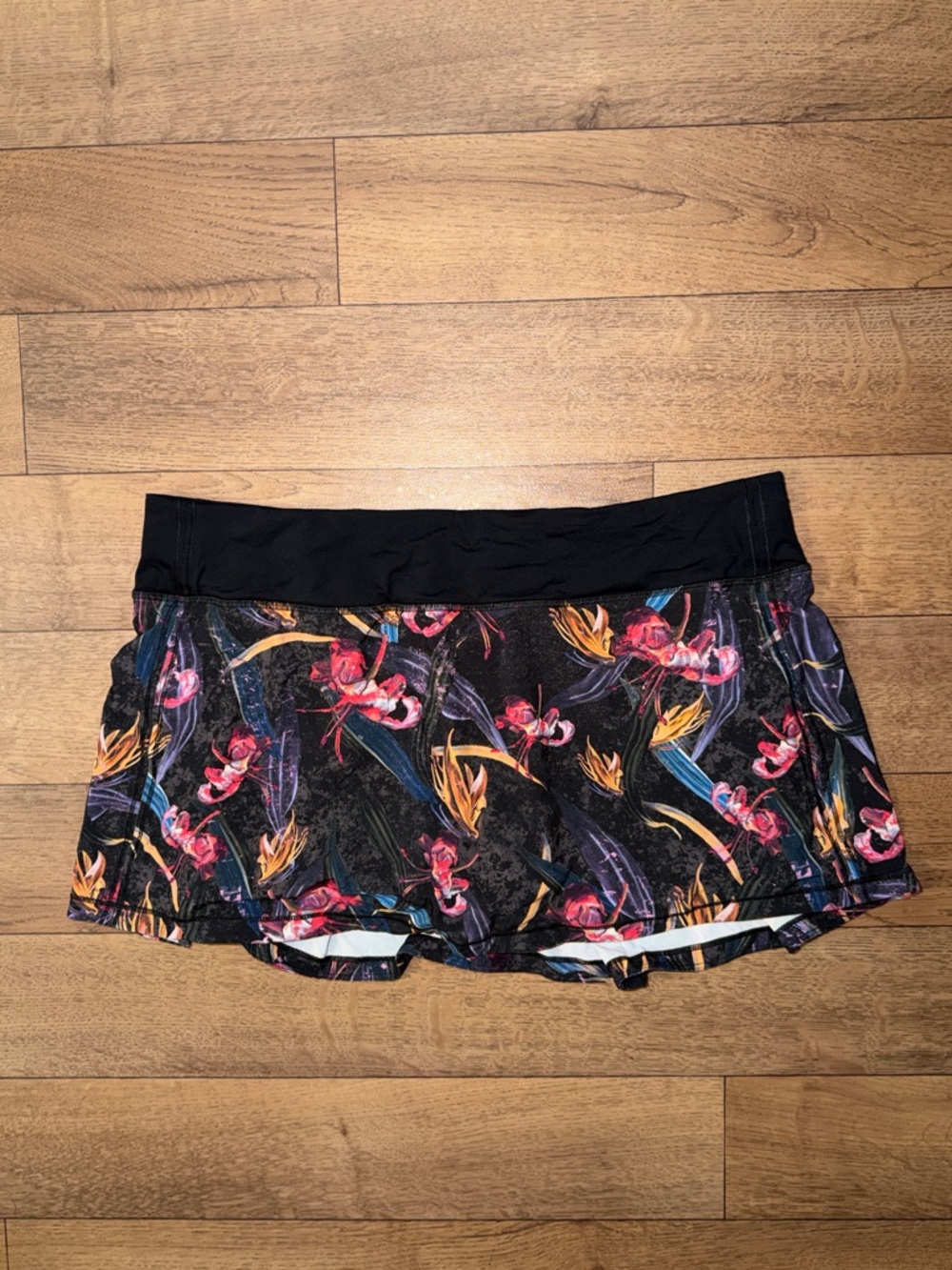 Lululemon Size 12 Pace Rival Mid-Rise Skirt
Veiled Floral Black Multi Colorful